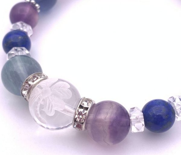 画像4: 天然石彫り水晶四葉のクローバー&フローライト＆ラピスラズリのブレスレット (4)