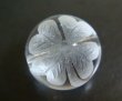 画像2: 天然石彫り水晶10mm玉☆四葉のクローバー＆セラフィナイト＆オニキスのペアストラップ (2)
